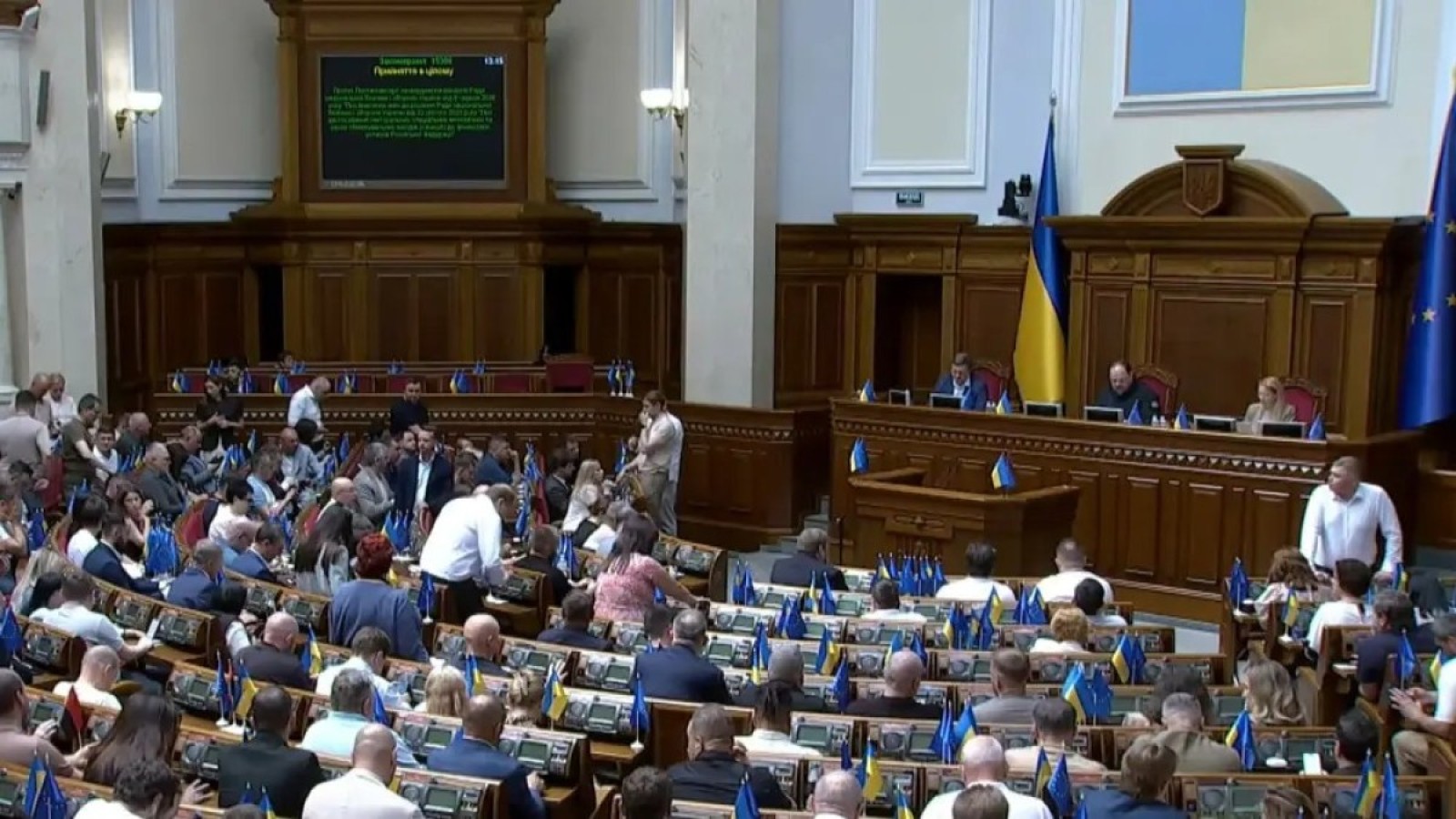 После премьер-министра правительство Украины также ушло в отставку