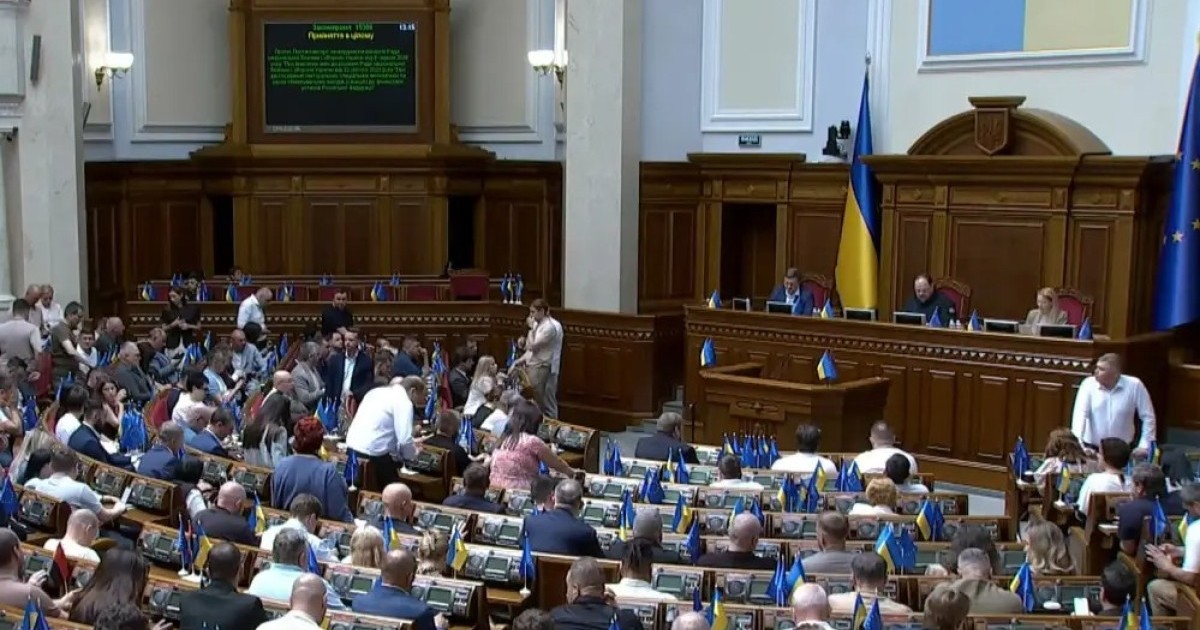Премьер-министр отставкаға кеткен соң, Украина үкіметі де отставкаға кетті