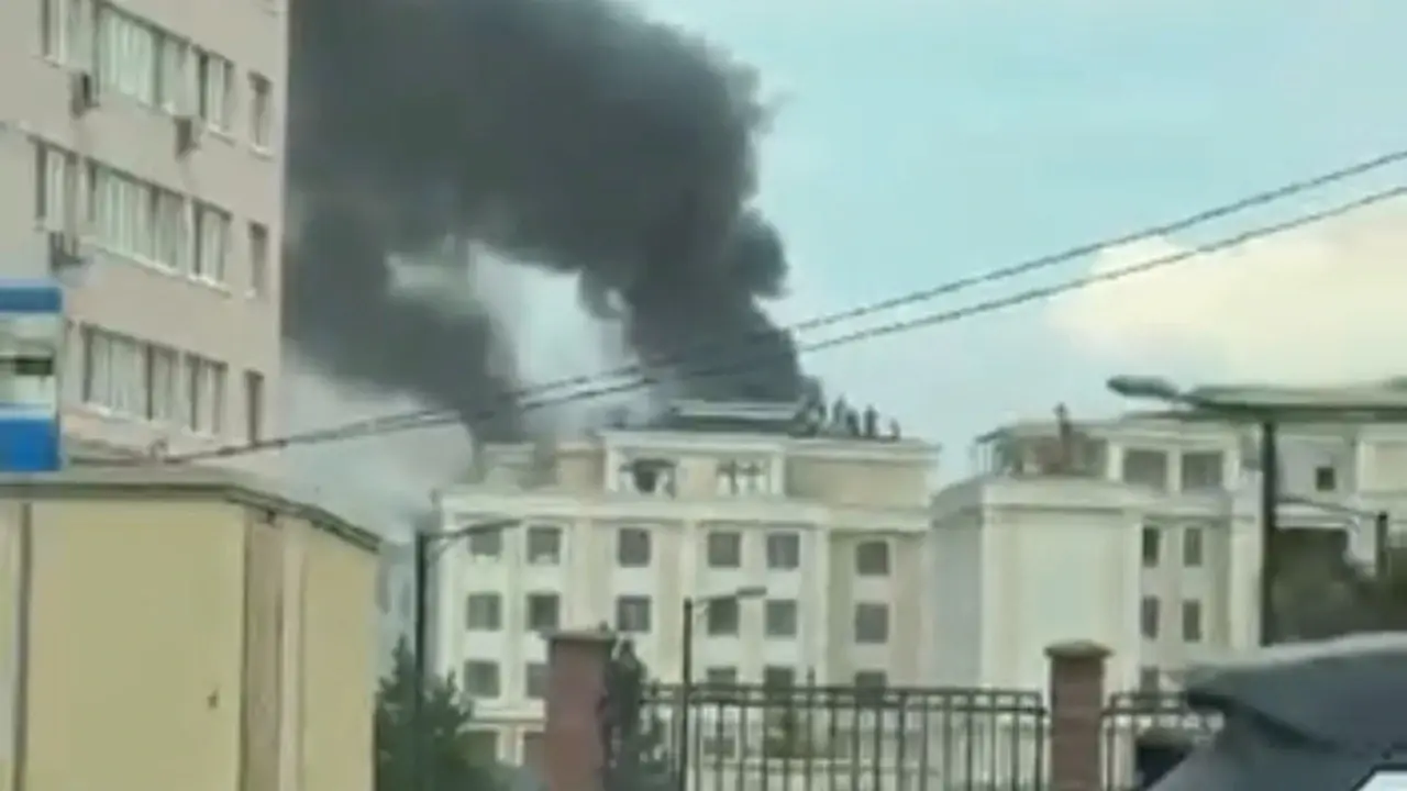 Пожар в строящемся здании тушат в Астане