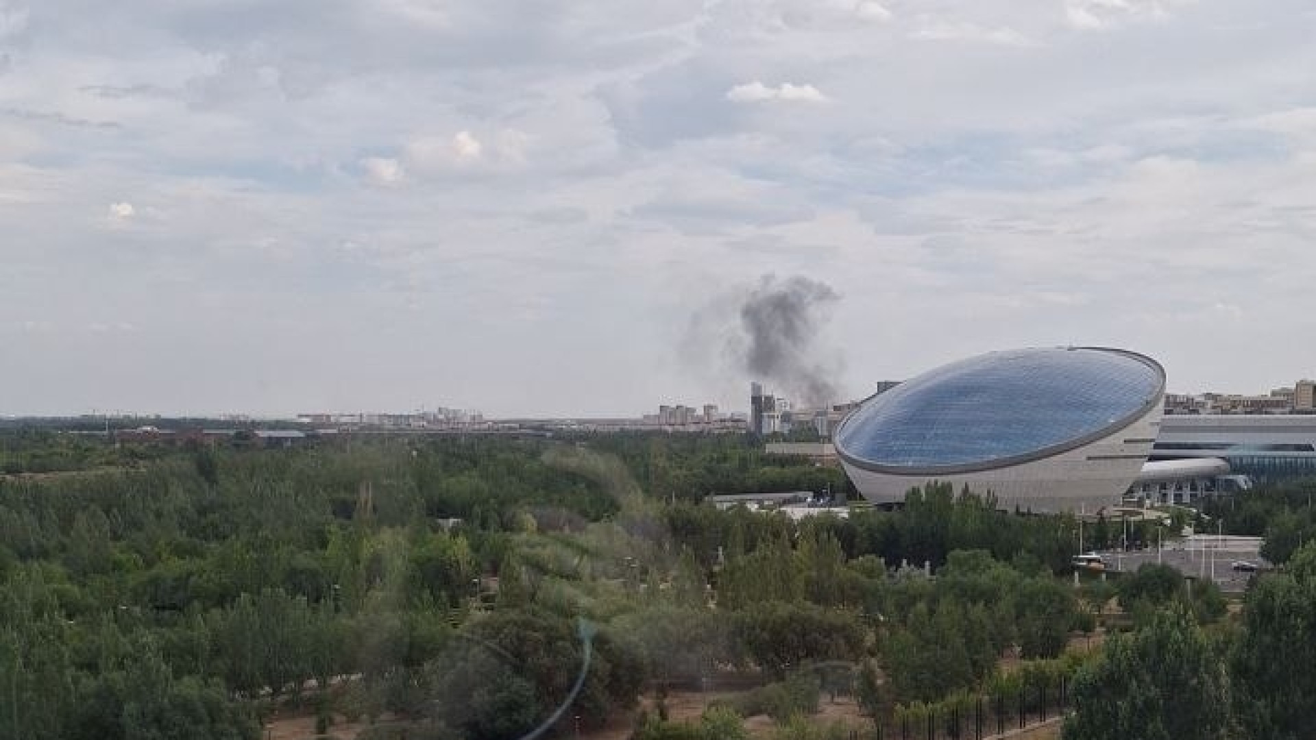 Сильный пожар заметили в одном из районов Астаны