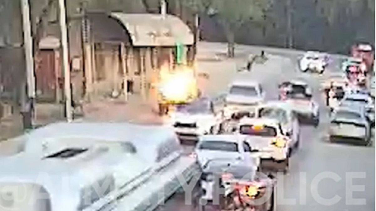 Автомобиль загорелся посреди проезжей части в Алматы