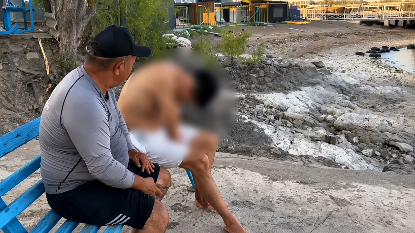 Қонаевта 'бананнан' құлаған ер адамды құтқарушылар судан алып шықты