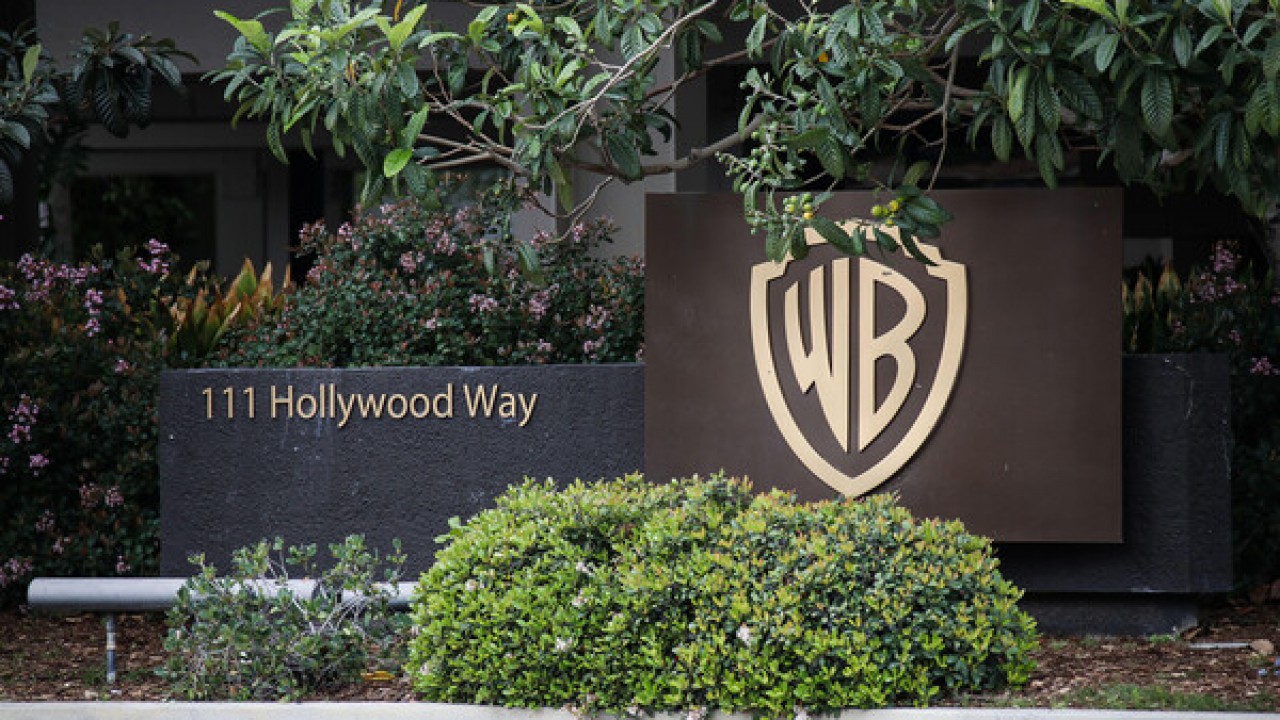 Суд в США приостановил сделку Warner Bros и Paramount