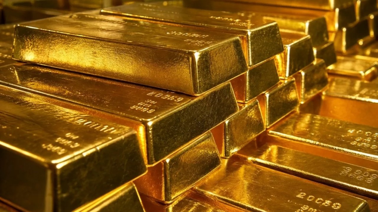 Золото наносит ответный удар: рост цен на фоне геополитики и ожиданий ФРС