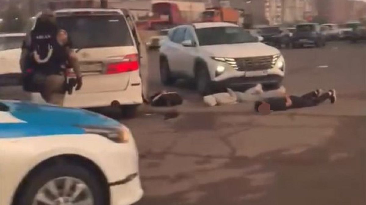 16 человек задержали в Караганде после видео с лежащими на асфальте людьми