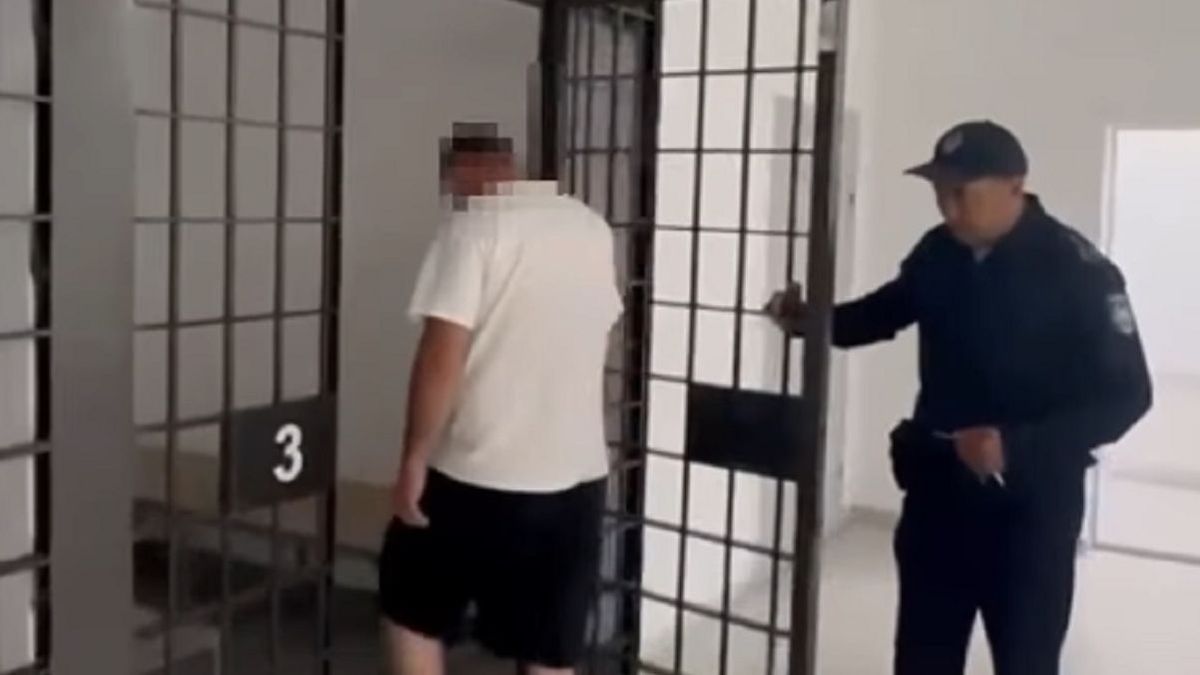 Житель Астаны поздравил друга с рождением сына прямо у "Байтерека" и был арестован