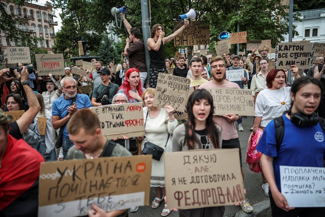 В Украине протестуют против отставки министра обороны: политический кризис нарастает