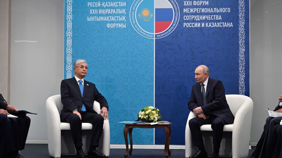 Токаев на форуме в Омске предложил Путину заморозить конфликт в Украине