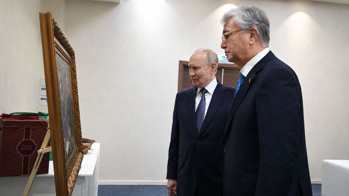 Касым-Жомарт Токаев подарил Владимиру Путину картину с Уалихановым и Достоевским