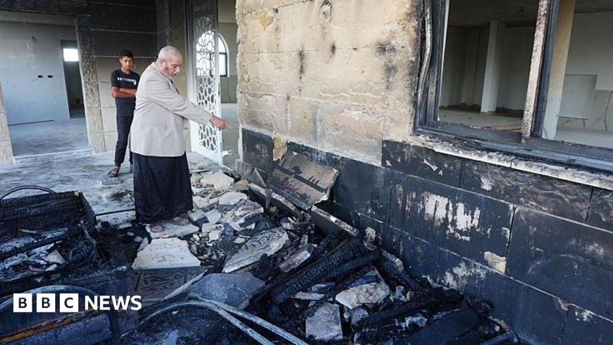 На Западном берегу израильские поселенцы подожгли две мечети и автомобили