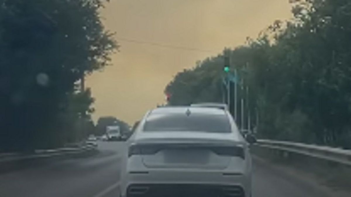 Уральск заволокло дымом из-за пожара в Ханской роще: 18 гектаров огня