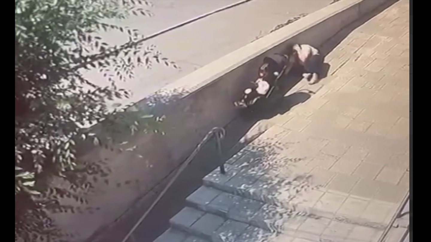 В Павлодаре на женщину с коляской упал кусок льда