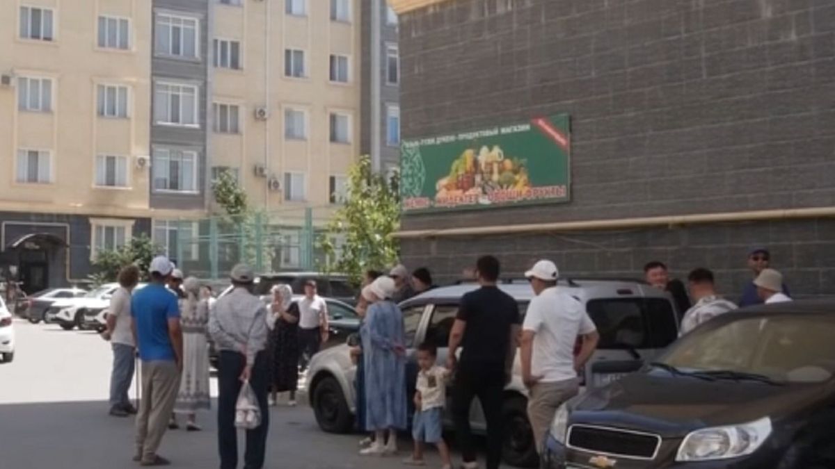 Жители крупного ЖК в Актау остались без воды в 40-градусную жару из-за ошибок застройщика