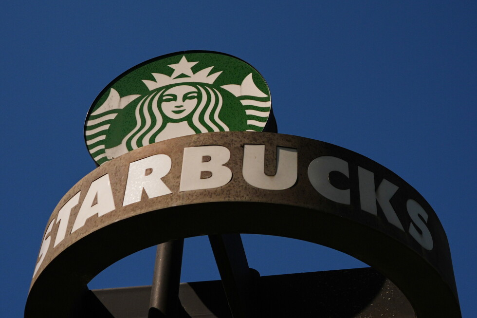 Квартальная выручка Starbucks превзошла ожидания, компания улучшила годовой прогноз