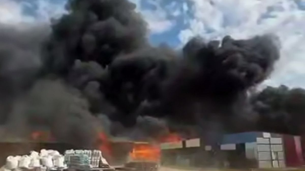 Пожар на строительном рынке в Актобе: черный дым над городом, спасение щенка