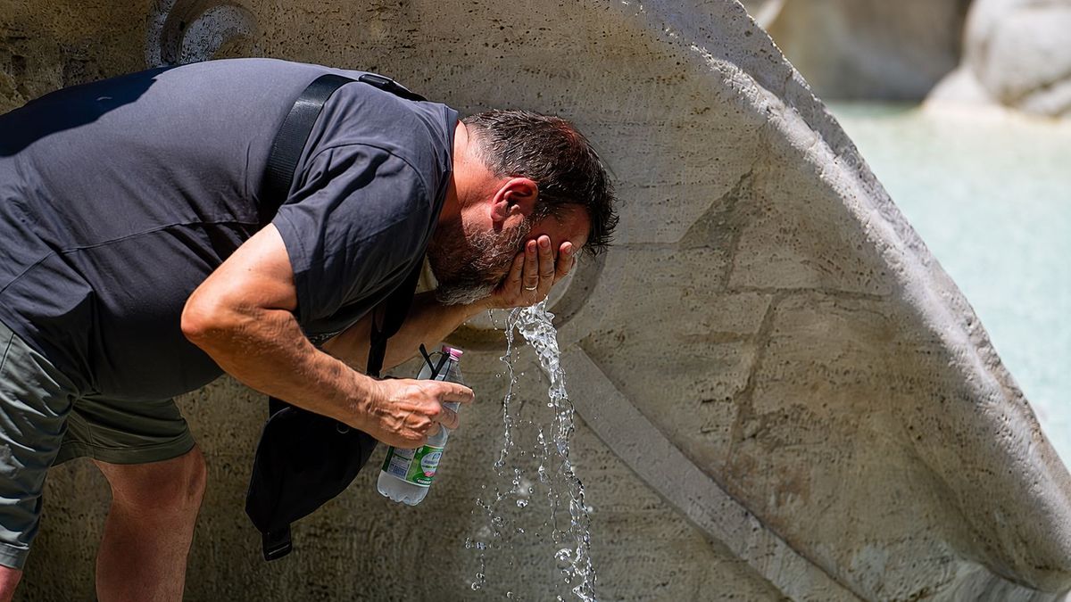Грозы, град и жара до 44°C: штормовое предупреждение для 17 областей Казахстана