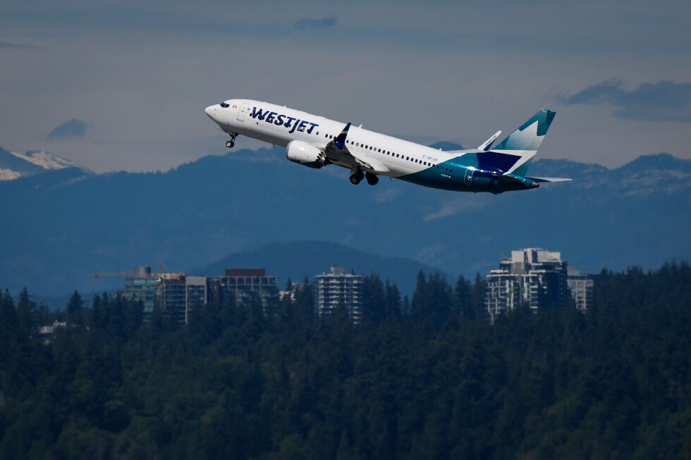 Стюардессы WestJet объявили забастовку из-за спора об оплате труда