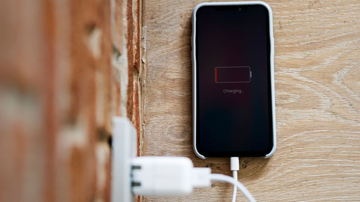 Зарядка под нагрузкой: как использование смартфона во время подключения к сети влияет на аккумулятор