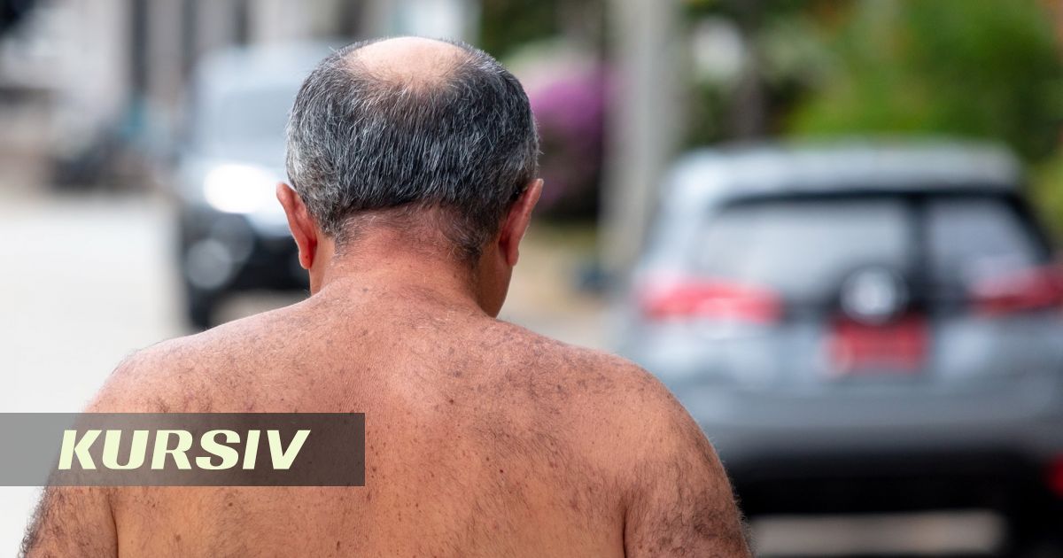 Голый мужчина напугал водителей в ВКО на фоне рекламы о правопорядке