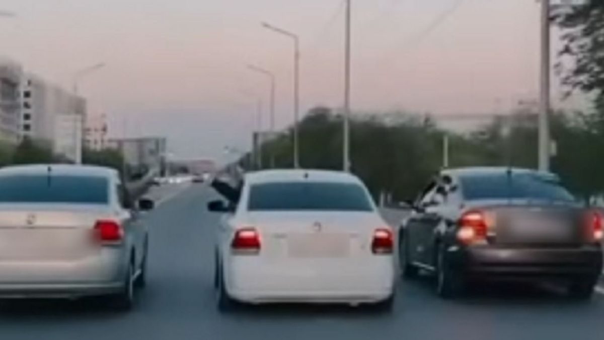 В Атырау наказали участников свадебного кортежа за грубые нарушения ПДД
