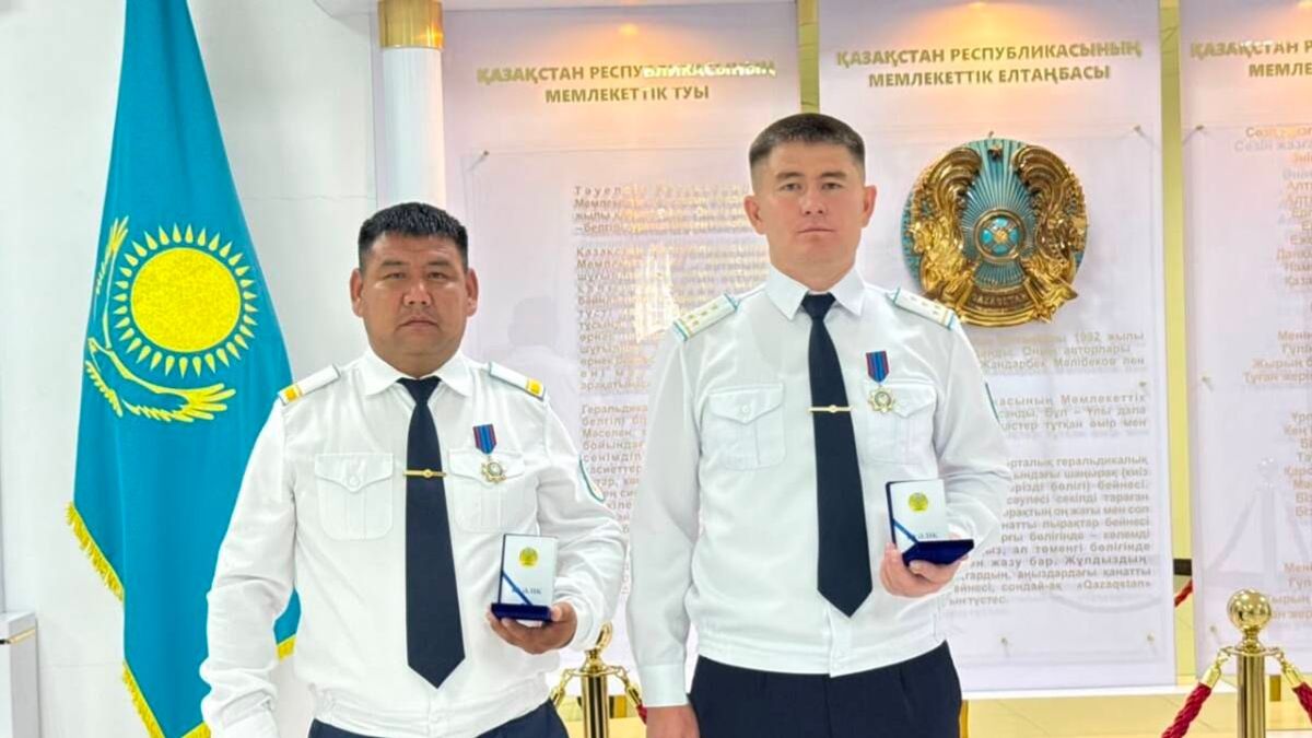 Полицейских наградили за задержание вооруженного преступника в Уральске