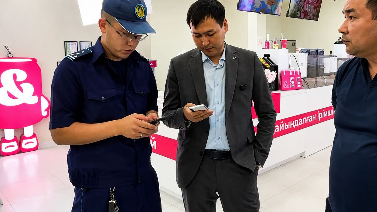 В Актау предпринимателя оштрафовали за бесплатную раздачу мороженого детям