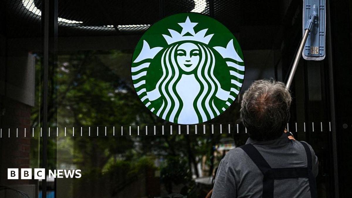 Полиция провела обыск в штаб-квартире Starbucks в Корее из-за скандала с 'Днем танка'
