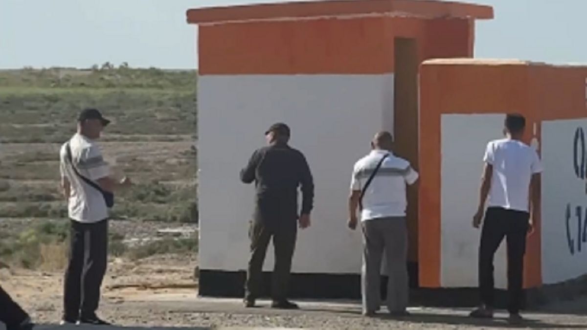 «КазАвтоЖол» призвал водителей справлять нужду только в туалетах