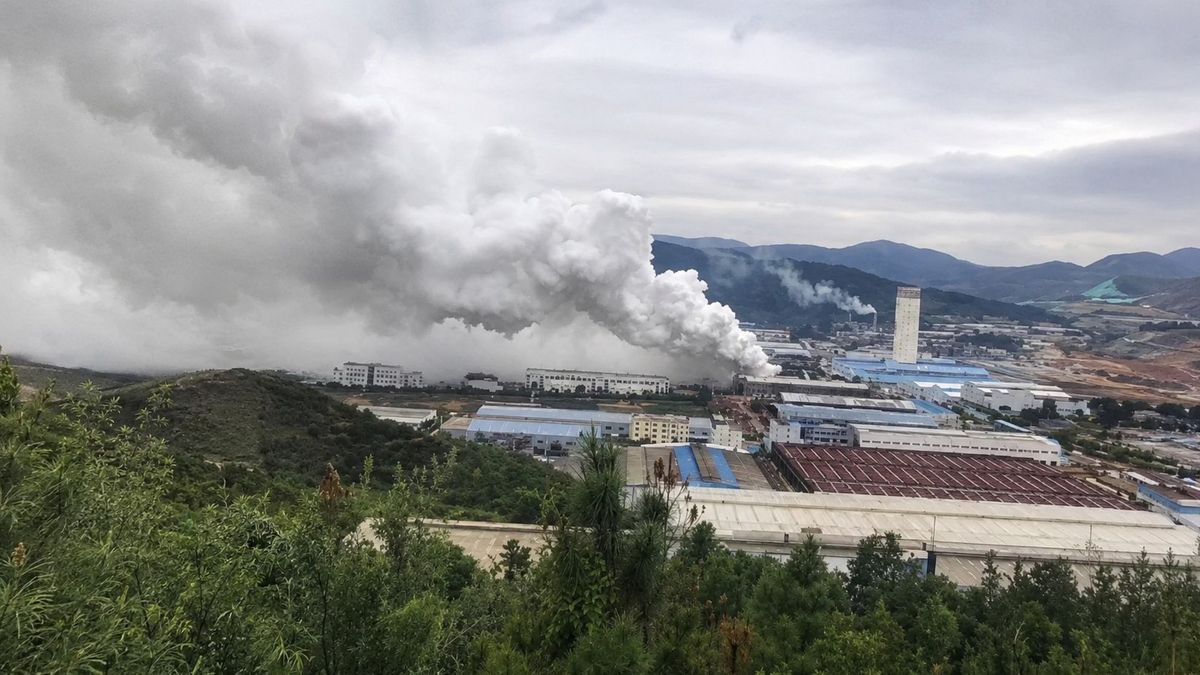 Пожар на химзаводе в Китае: эвакуированы более 1200 человек