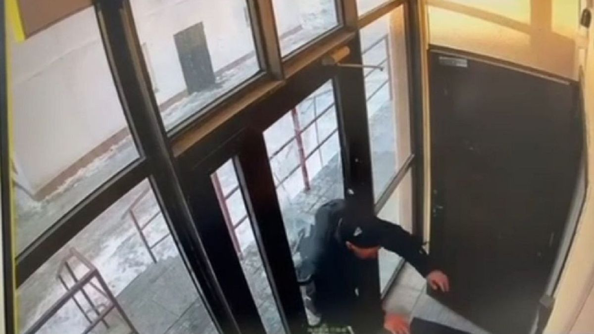 Астанчанина арестовали за разбитое стекло в отделении полиции