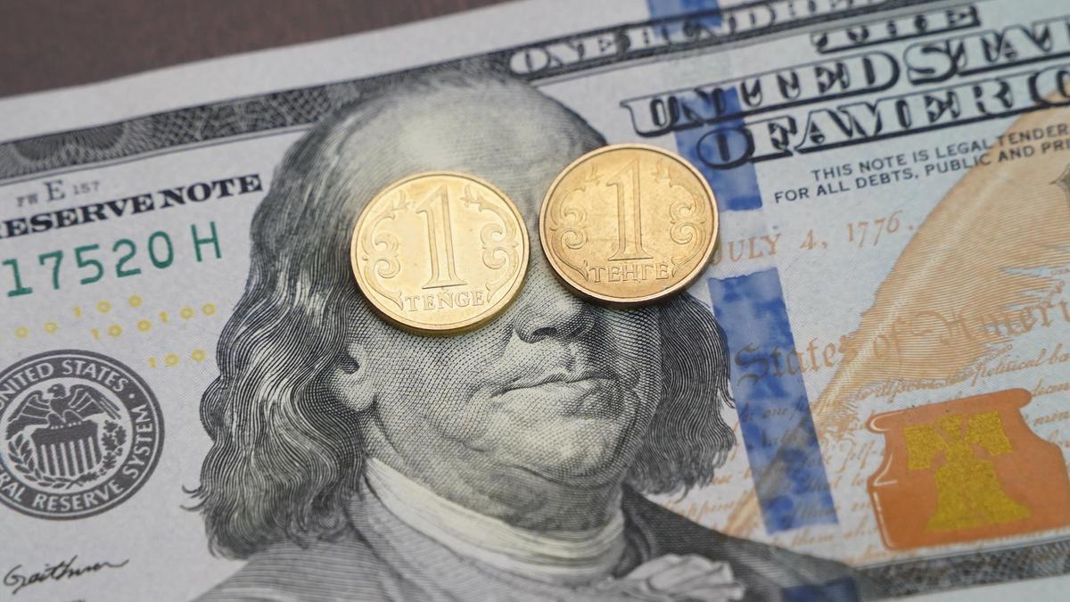 Доллар продолжает дешеветь на бирже в Казахстане