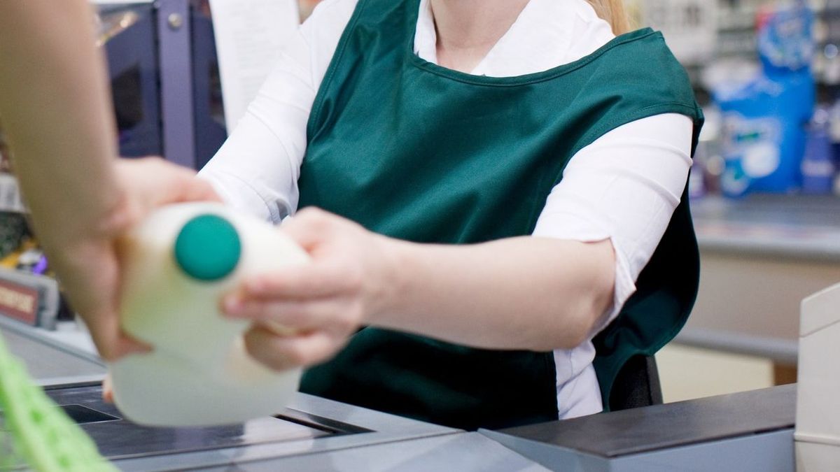 Продавцам магазина в Костанайской области выплатят по 500 тыс. тенге