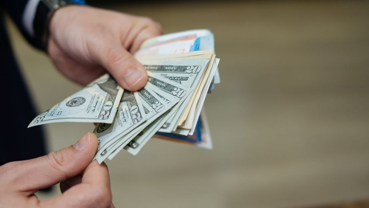 Курс доллара вырос к концу недели в Казахстане
