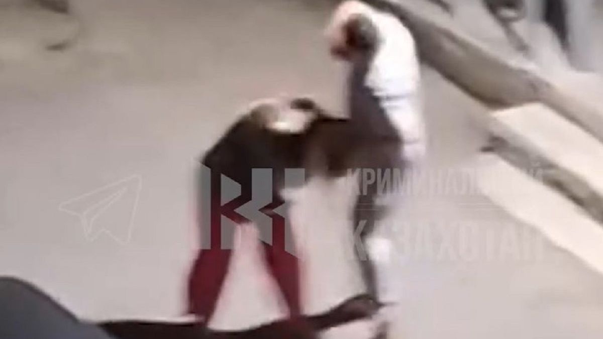 В Атырау мужчина избил жену во дворе дома — видео