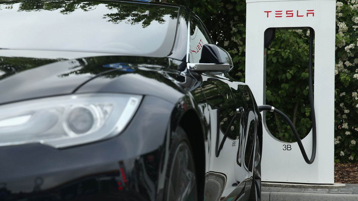 Tesla отзовет 20 тысяч электромобилей в США из-за слишком ярких фар