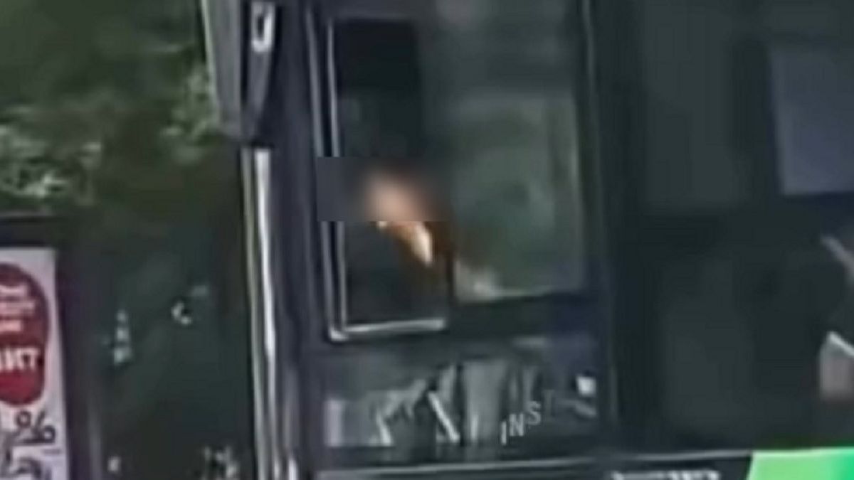 Водитель автобуса в Алматы наказан за подрез и неприличный жест
