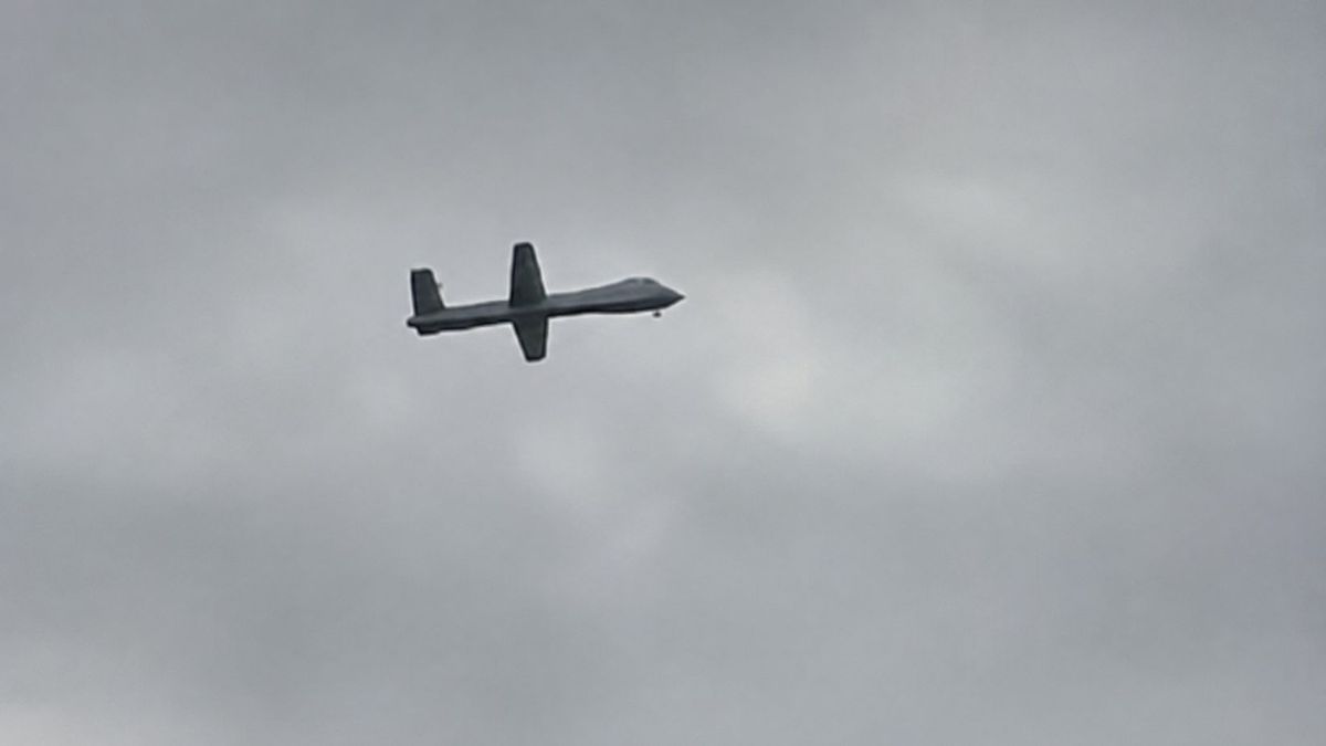 Истребитель Су-27 и беспилотник заметили в небе над Актау