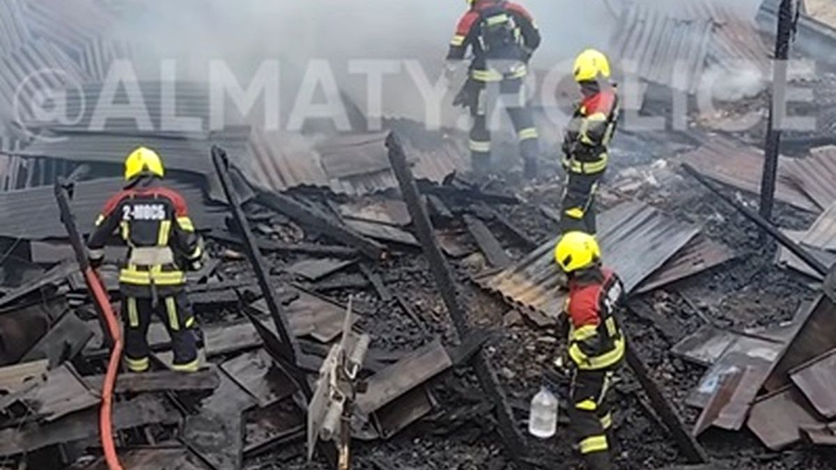 Пожар в двух частных домах в Алматы: подробности и видео