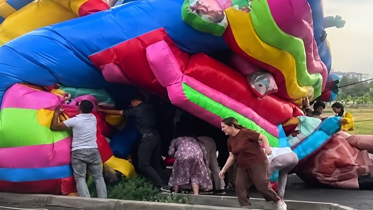 В Таразе ветер перевернул батут с детьми: видео инцидента