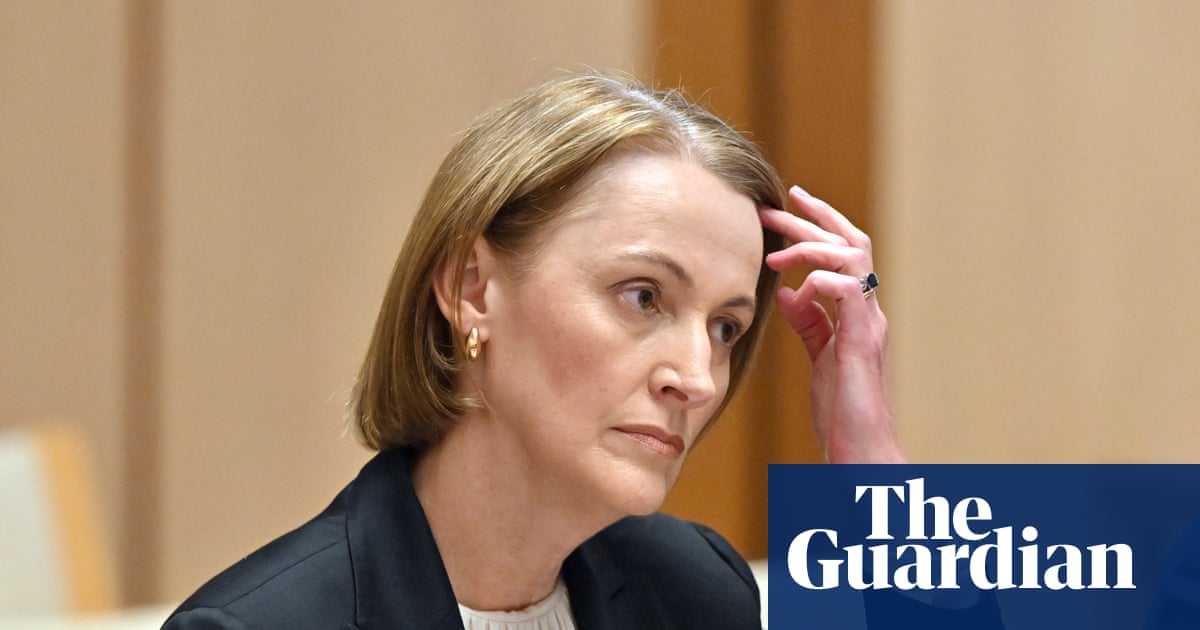 Зарплата главы Telstra выросла до $6,8 млн, но бонуса она лишилась