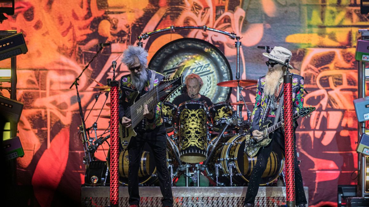77-летний барабанщик ZZ Top Фрэнк Бирд приостановил гастроли из-за проблем со здоровьем