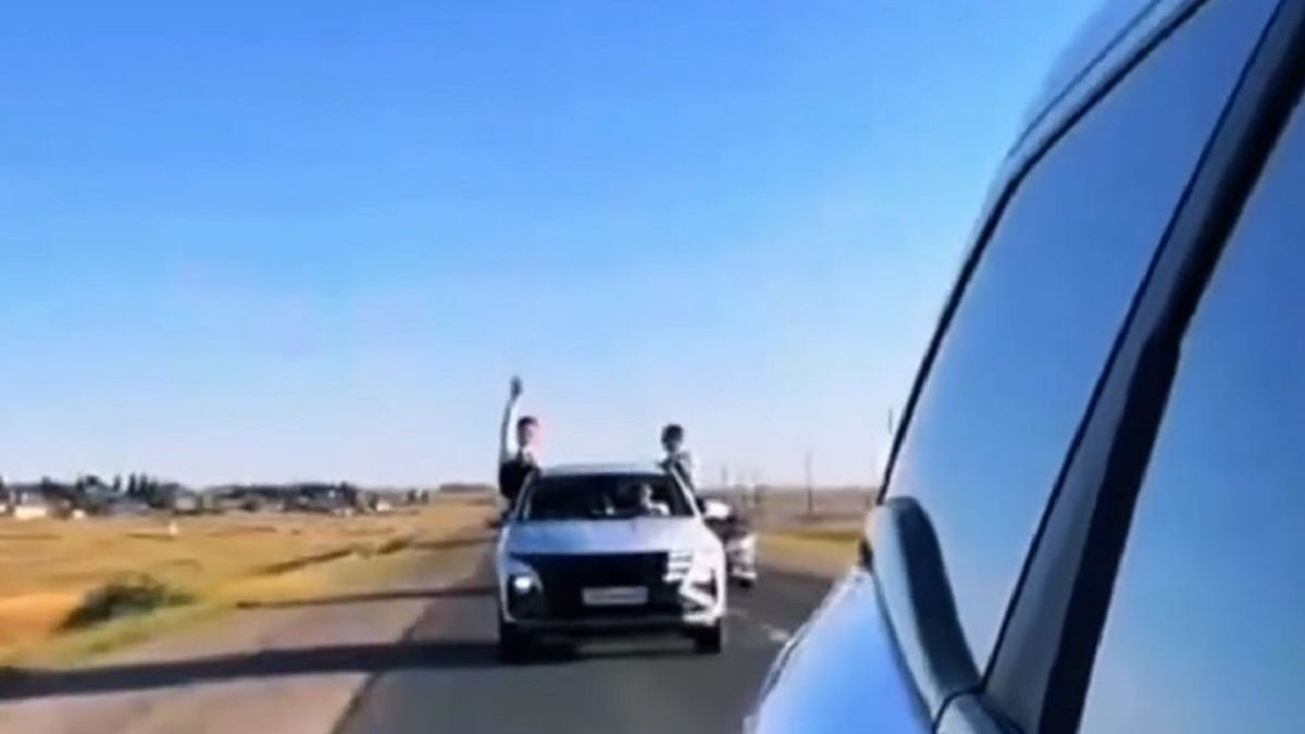 Свадебный кортеж в Актобе наказали за опасное вождение