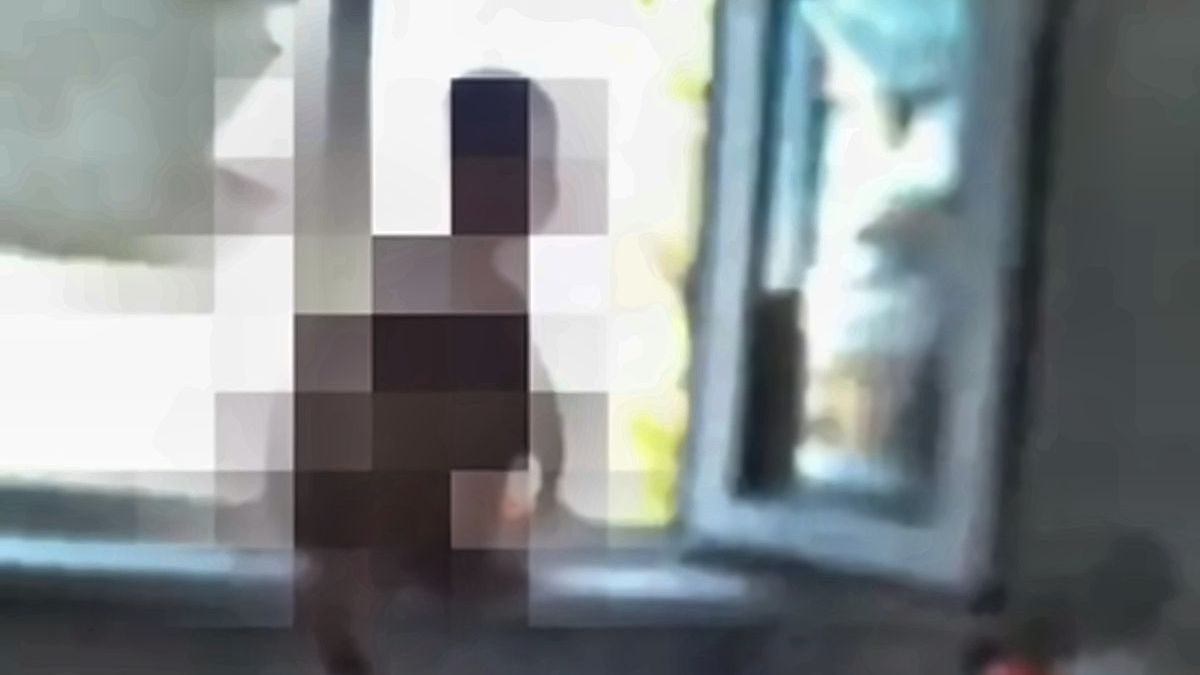 В Уральске полицейский спас ребенка, стоявшего у открытого окна на пятом этаже