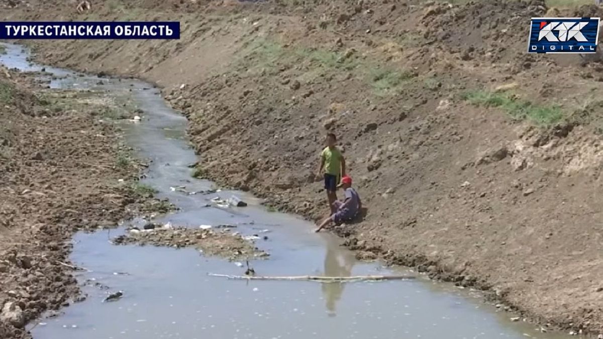 Жители села Жинишке в Туркестанской области боятся переходить реку после расширения русла