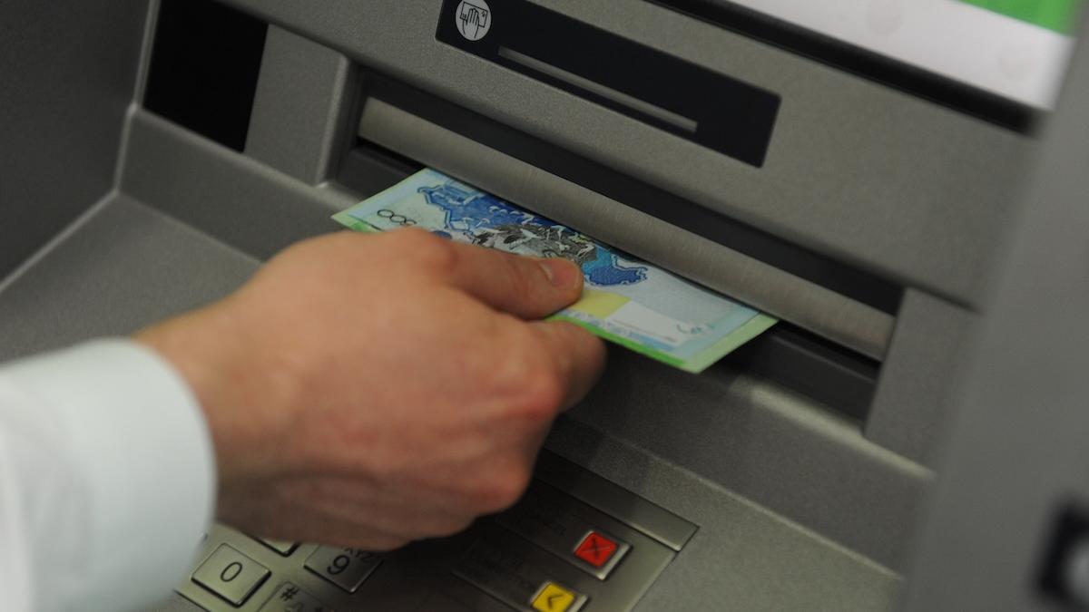 Казахстанцы стали реже обналичивать деньги: рост безналичных платежей