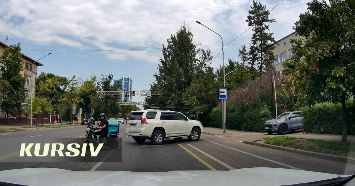 Опасный маневр курьера на электровелосипеде в Алматы