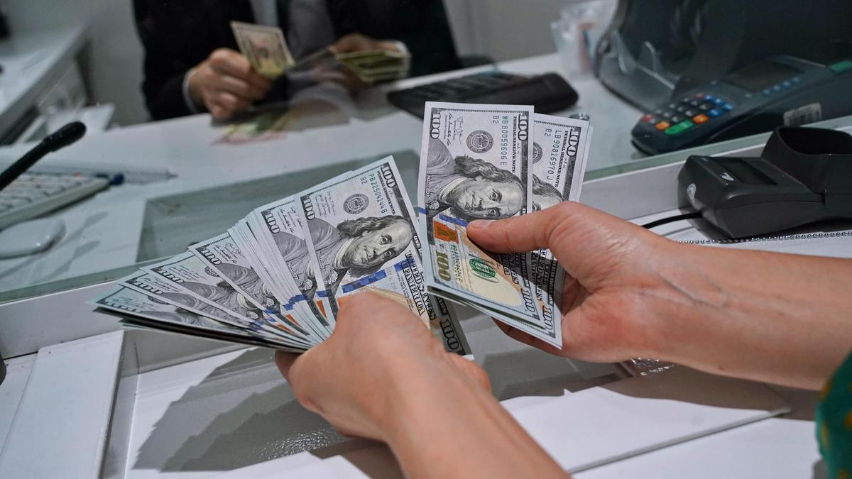Неделя в Казахстане началась с ослабления доллара