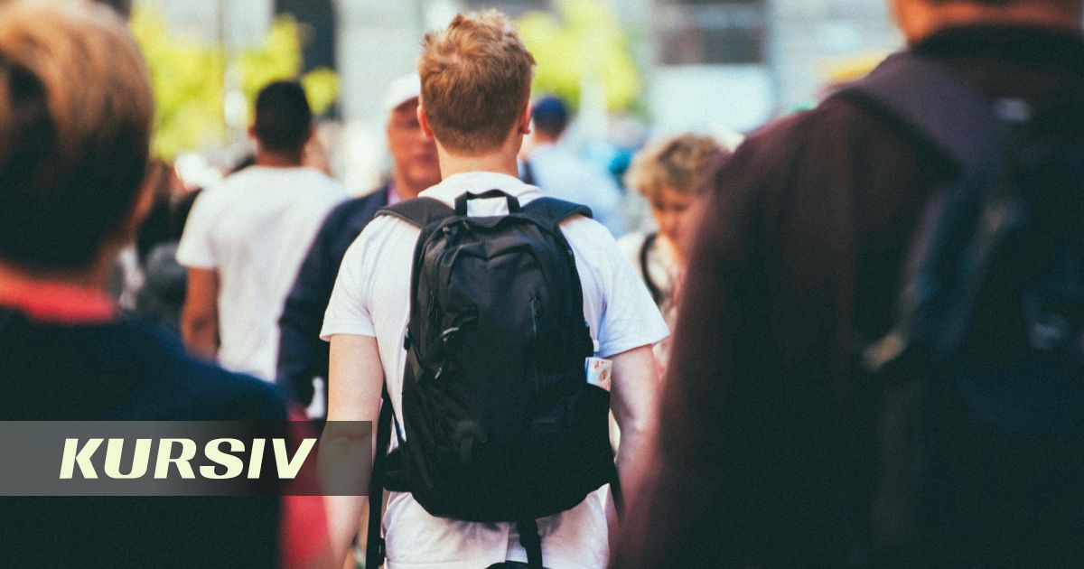 Минпросвещения не планирует отказываться от бумажных учебников из-за веса рюкзаков