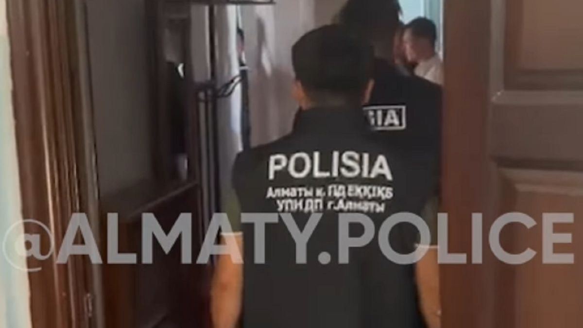 53 свертка с неизвестным веществом изъяли у мужчины в Алматы