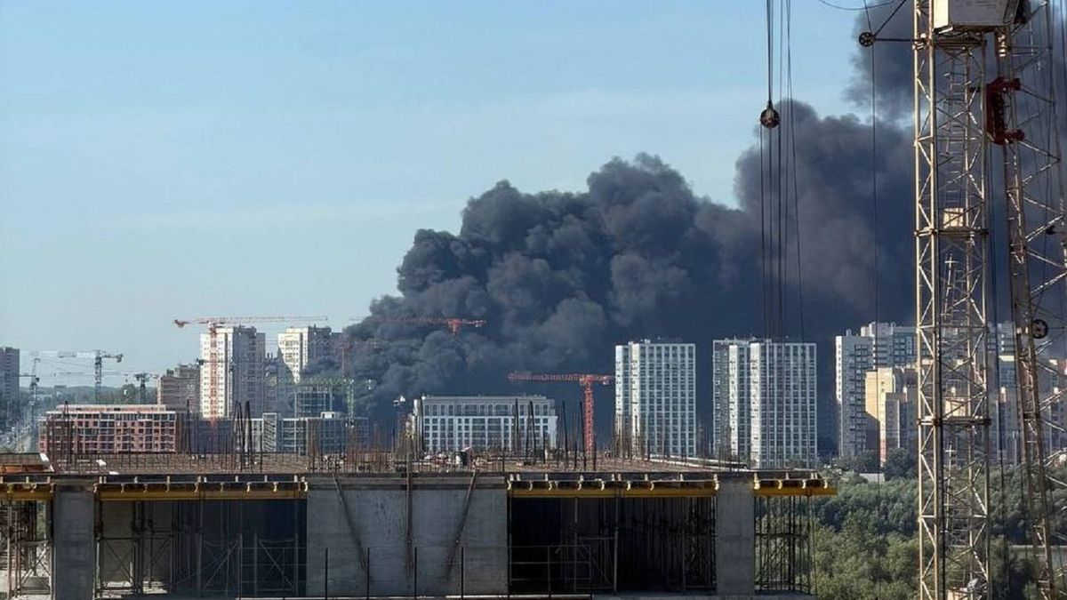 Казахстанец погиб при пожаре на стройке в Омске